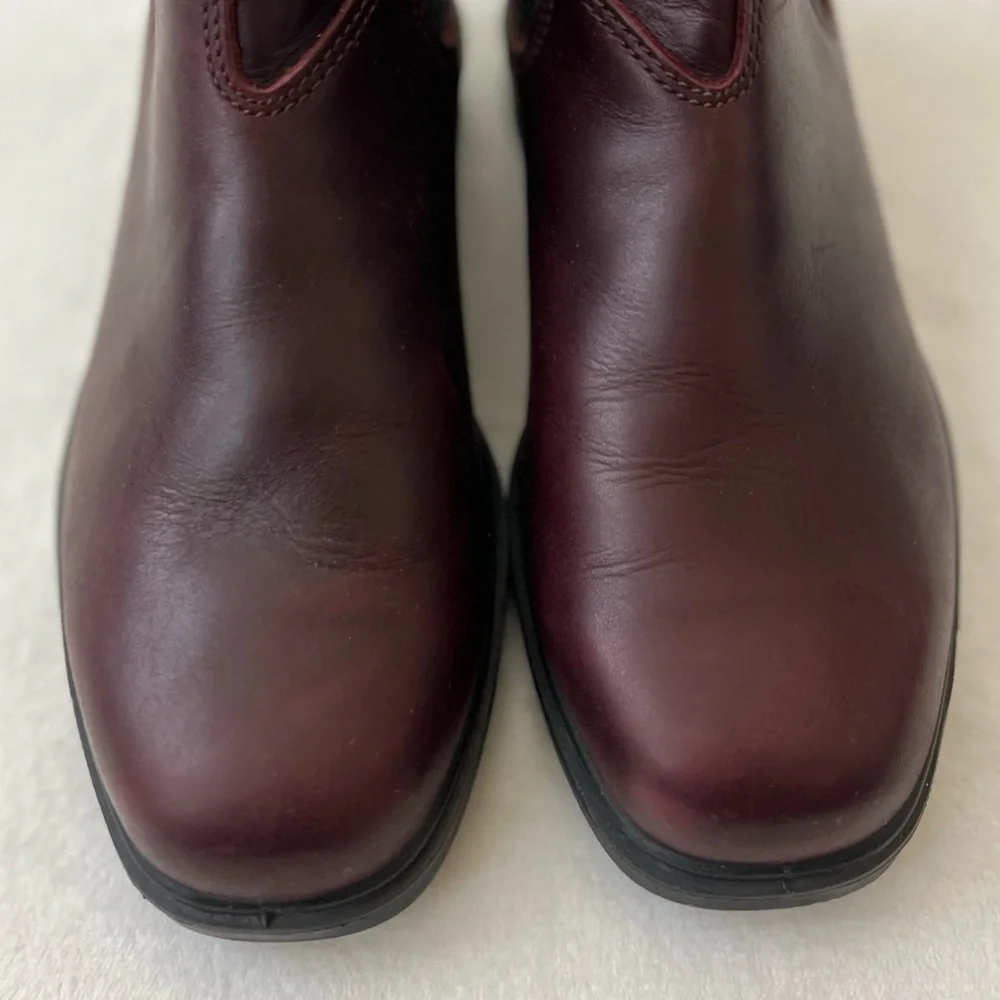 Blundstone Burgundy Chelsea Boots with Black Elastic